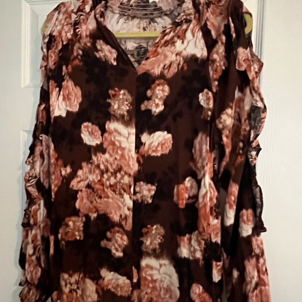 Light weight ladies top. Never worn